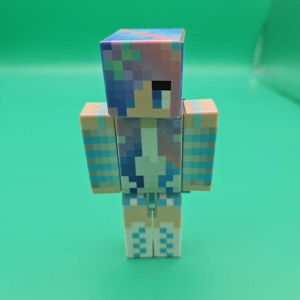 Endertoys Minecraft Figure Winter Girl With Cape Blue Heart